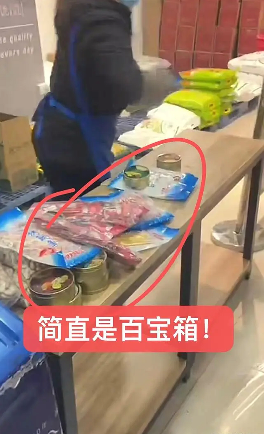 男子超市偷拿被抓 掏赃物惊呆众人 （仿佛化身百宝箱）