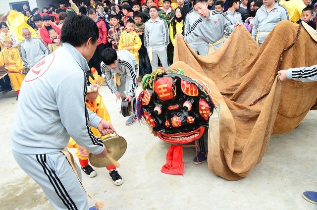 湖南一舞龙队冲进女试衣间要彩头 （给20块才离开）