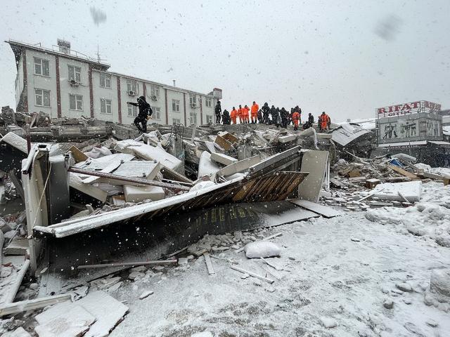 震后土耳其:大雪纷飞,余震不断 （搜救工作仍在继续）