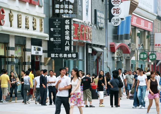 各地经济持续发力 消费加速复苏（给人们带来了希望和信心）